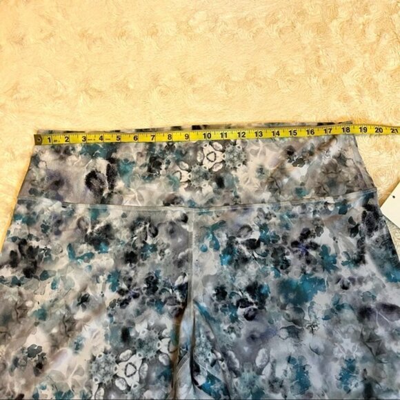 029 - 2021 Lululemon Align Short 8" Kaleidofloral Multi Size 20 - Picture 4 of 9